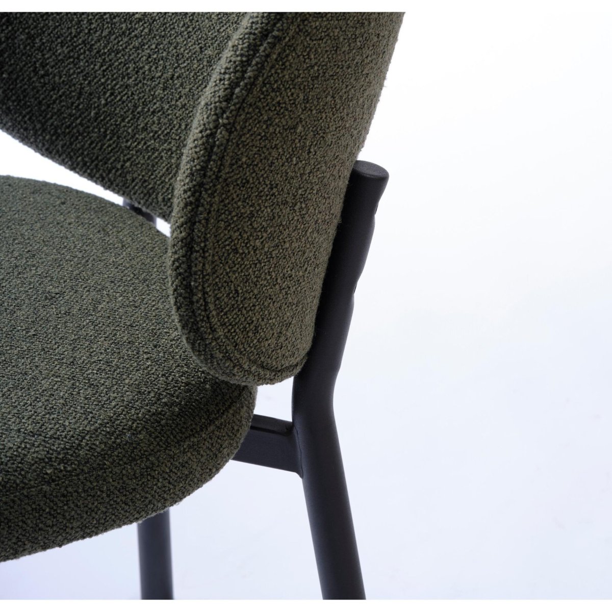 Set van 2 – Nest of Nora Eetkamerstoelen Nuno bouclé – Zwarte metalen poten – Bosgroen - Afbeelding 8